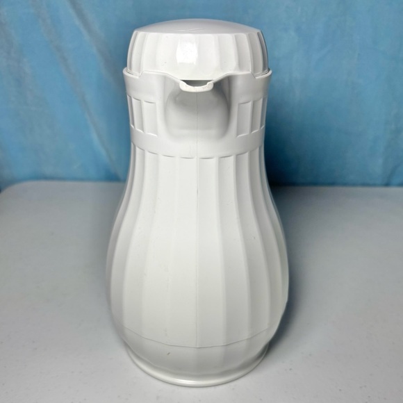 Bakers & Chefs Beverage Server Insulated  Dispenser Carafe w/ Lid [44 oz, 1.3 L] - Picture 5 of 9